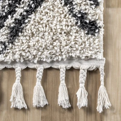 NuLOOM Amanda Moroccan Chevron Tassel Area Rug 6 NuLOOM Amanda Moroccan Chevron Tassel Area Rug - Image 4